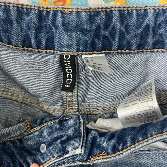 Selling a Medium pair of wide legged jeans from H&M. - Picture 3 of 3